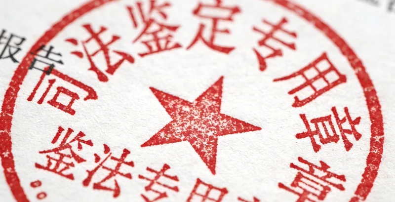 一位女性在手机屏幕上查看自己的