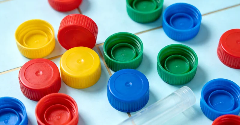 专业人员在基因测序实验室工作的场景