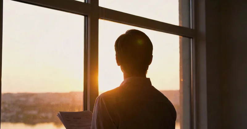 医生在诊室内与患者沟通病情，商