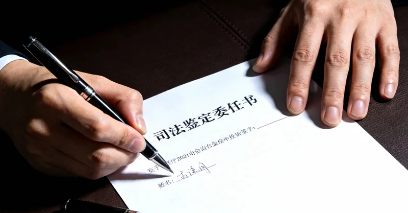 一位随州市民在诊室内与医护人员进行健康咨询