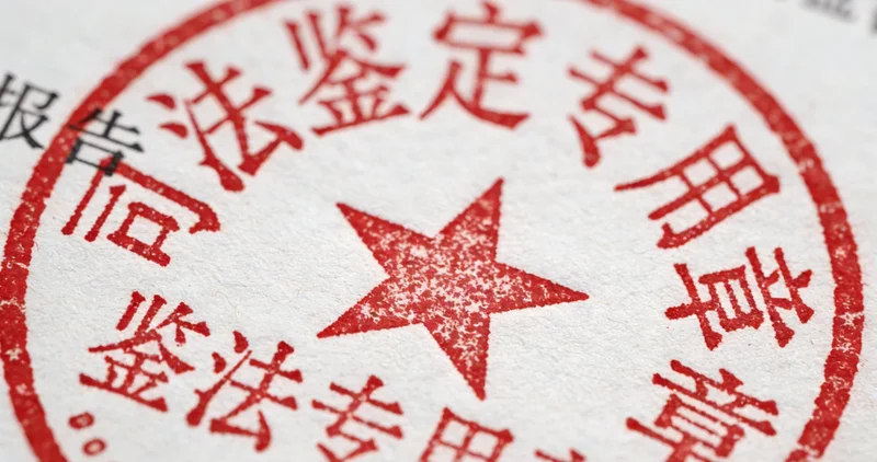 医生在灯箱前查看肺部CT影像，