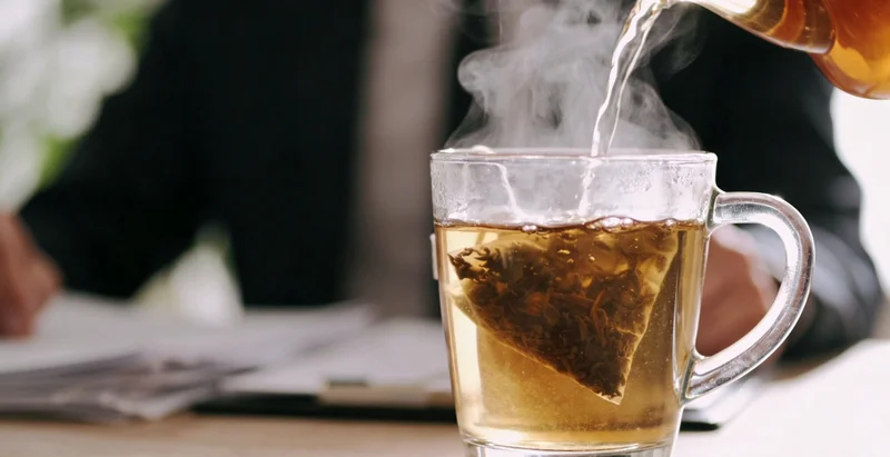 医护人员正在为患者进行无痛的鼻