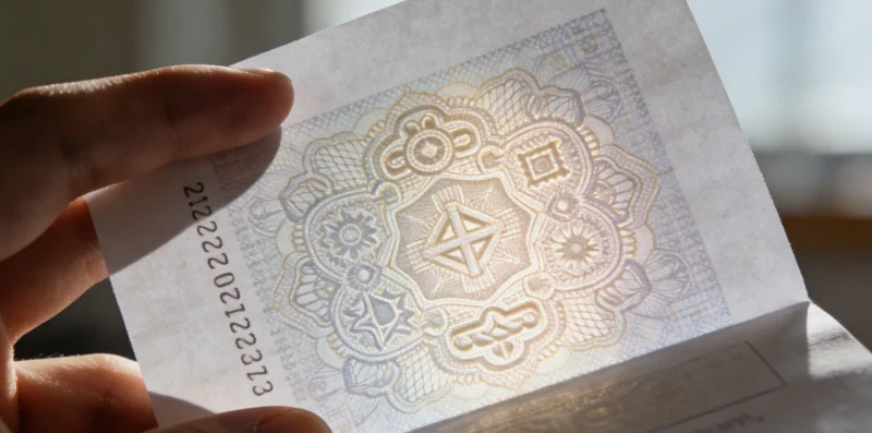 医生在查看重症肺炎患者的肺部C