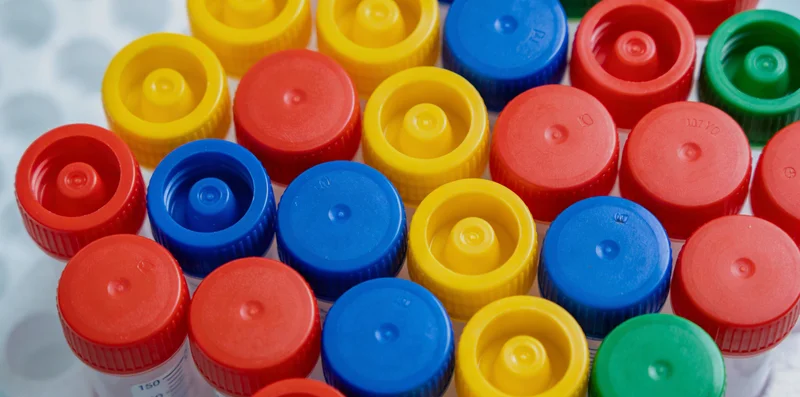 专业基因检测实验室工作场景