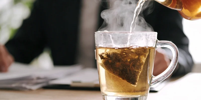 专业人士正在讲解基因检测报告，体现代码解读服务