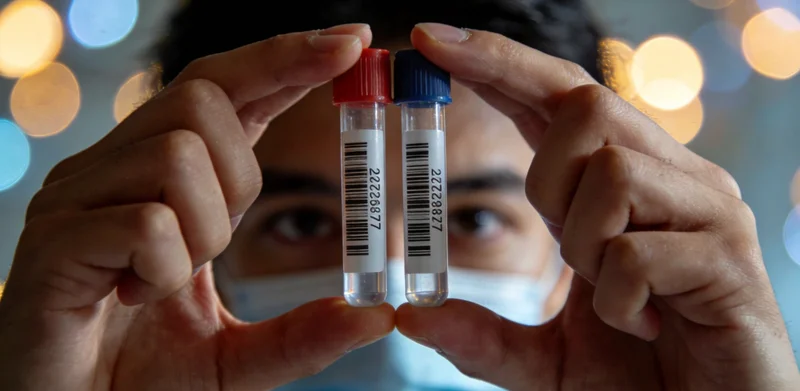 邵阳市民在进行健康咨询,背景为邵阳城市建筑