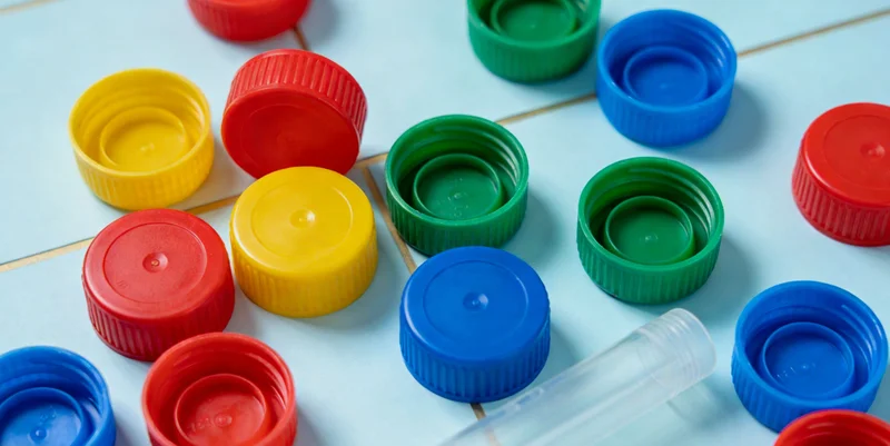 专业实验室内技术人员操作精密基