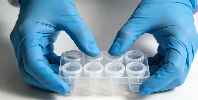 科研人员在生物安全柜内无菌操作