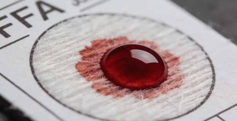 实验室内展示的各类样本采集管与