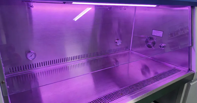 中年男性在办公室感到疲劳和视力