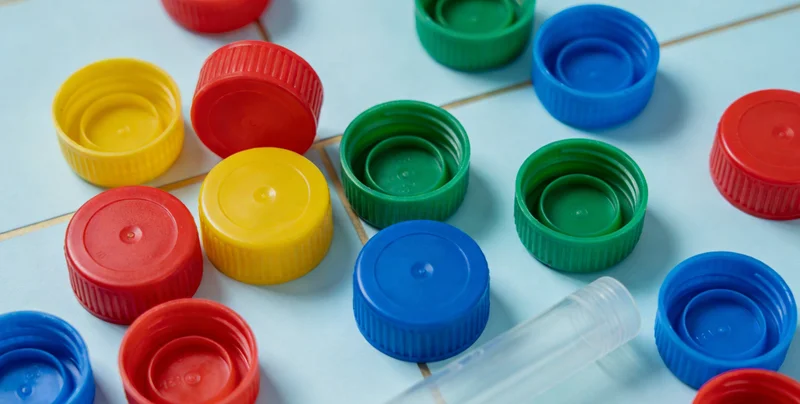 专业PCR实验室内,科研人员操