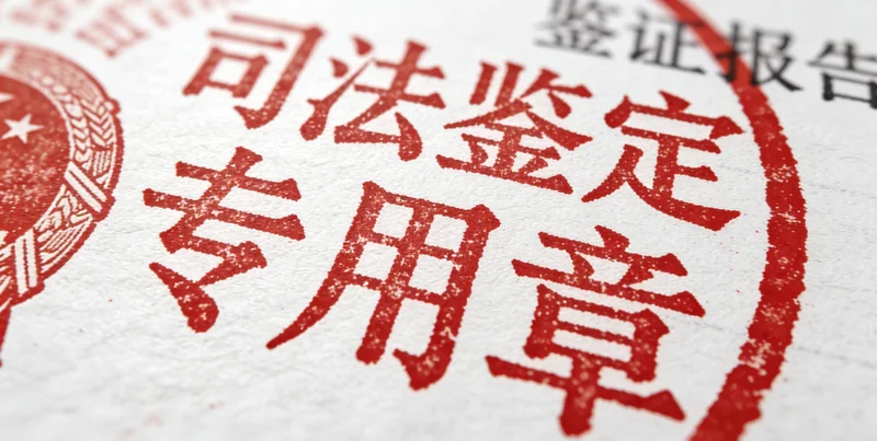 山南地区医院泌尿外科诊室,医生与患者交流场景