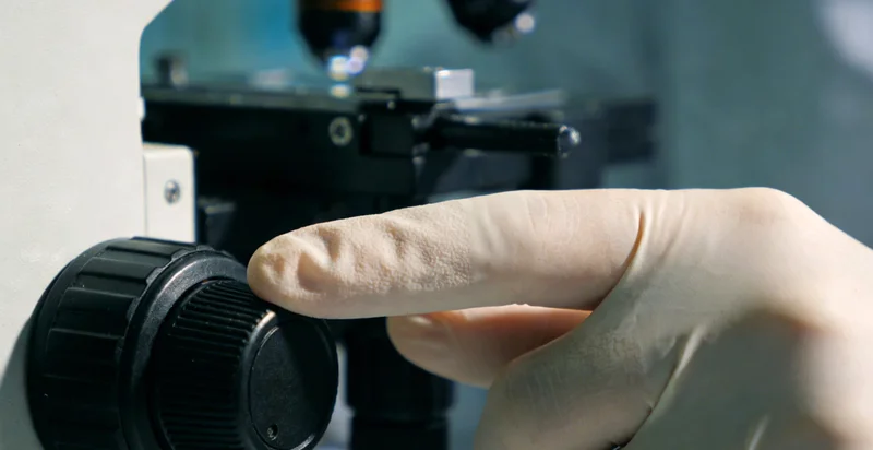 新乡医院内，医生正在办公室内严