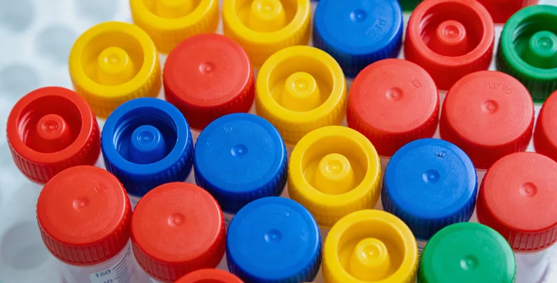 专业人员正在解读基因检测报告