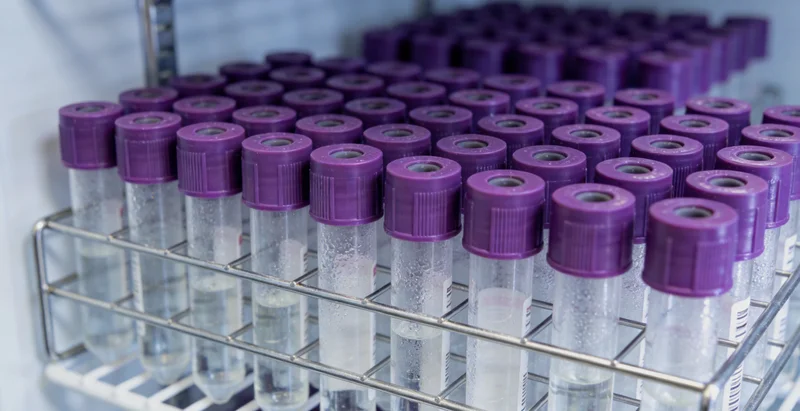 海口儿童医院内，一位母亲抱着发