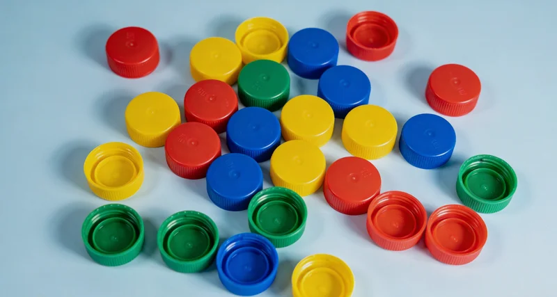 一个天平两端放着不同的实验室图