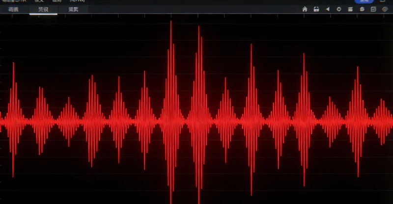 六盘水医院儿科候诊区，家长带着
