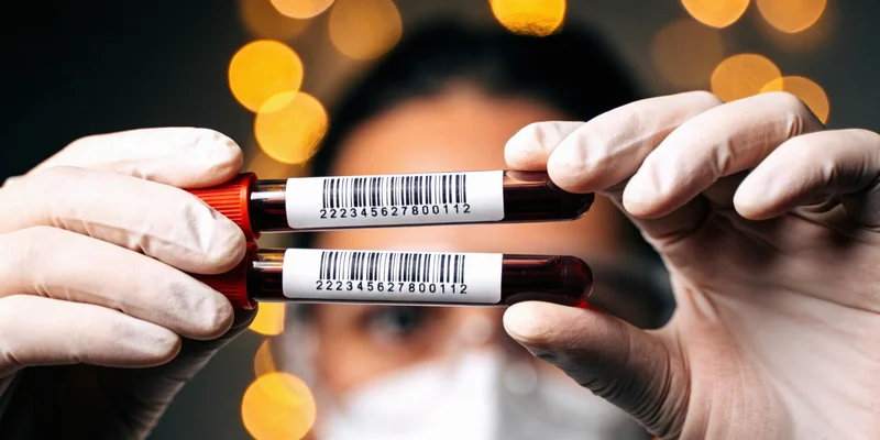 松原医院儿科候诊区,多位家长带