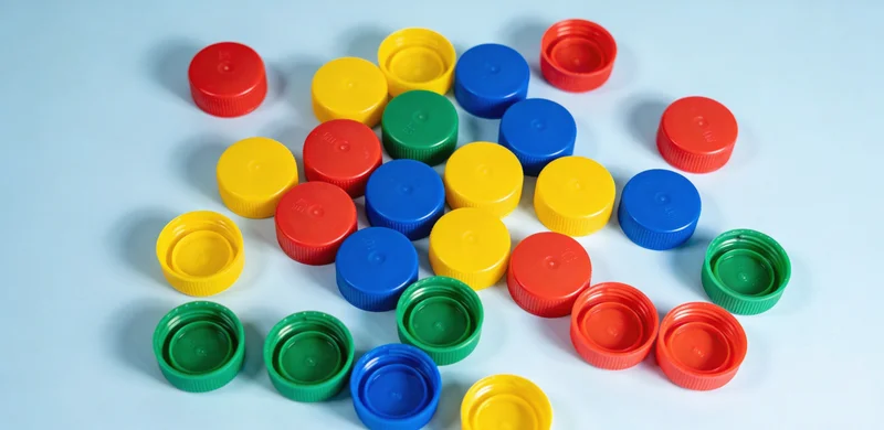 对比图：医院实验室、专业基因检测机构、网络平台三种渠道的图标对比