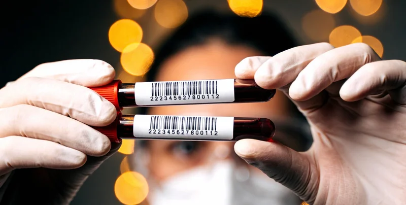 医生在诊室内与患者沟通病情，查