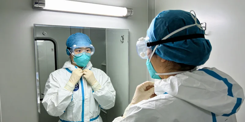 一位医生正在向女性咨询者耐心讲解健康知识