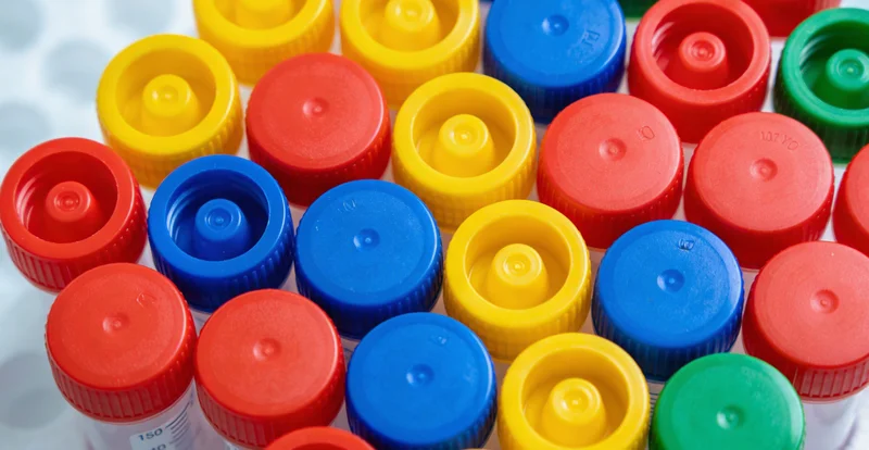 专业基因检测实验室内,技术人员正在进行样本分析