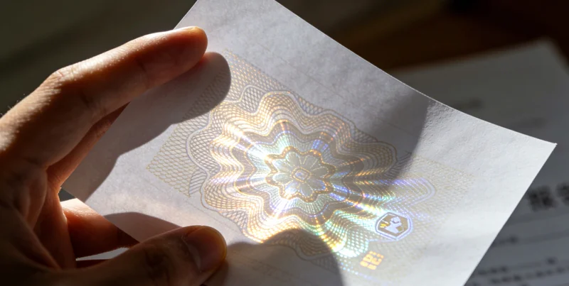 一位阜阳市民在诊室内与医生认真交谈,咨询肺部健康相关问题