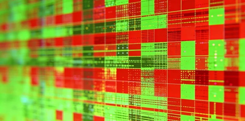 医生在办公室内，正向患者家属讲