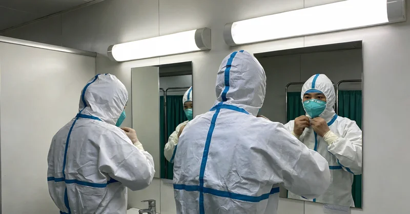 医生正在分析医学影像,屏幕上显