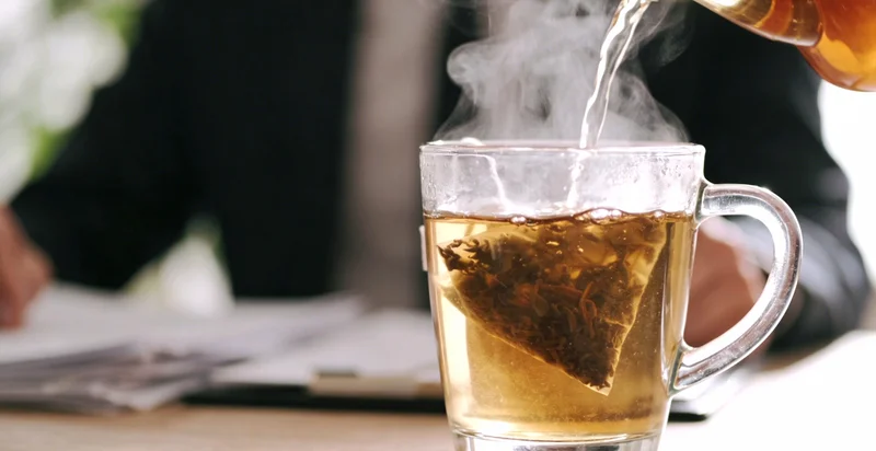 医生与咨询者进行检测报告解读的