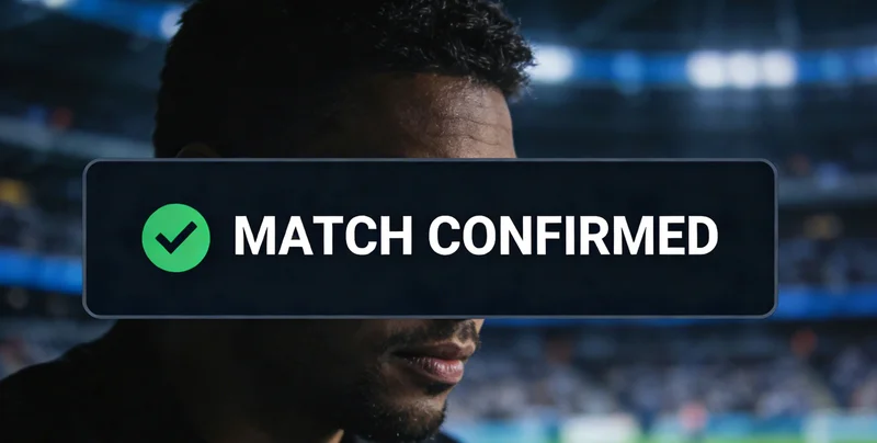 女性在手机上查看健康报告并与在