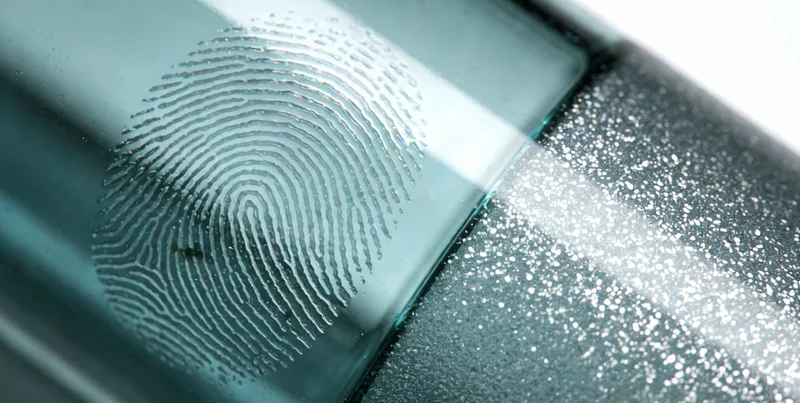 神经科医生在灯箱前查看患者的脑