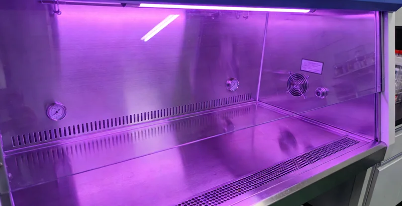 手机屏幕上显示不同机构对比表格