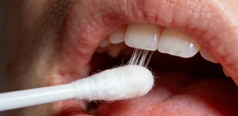 市民在本地服务点进行咨询的温馨