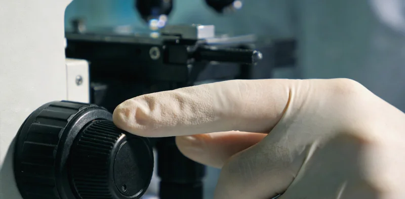 专业人员正在电脑前分析基因测序