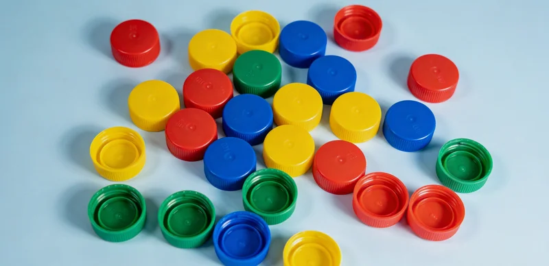 阳光下的苏州城市景观，寓意通过