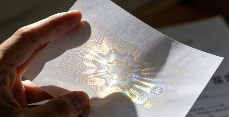 一位女性正在向专业医生咨询卵巢健康问题