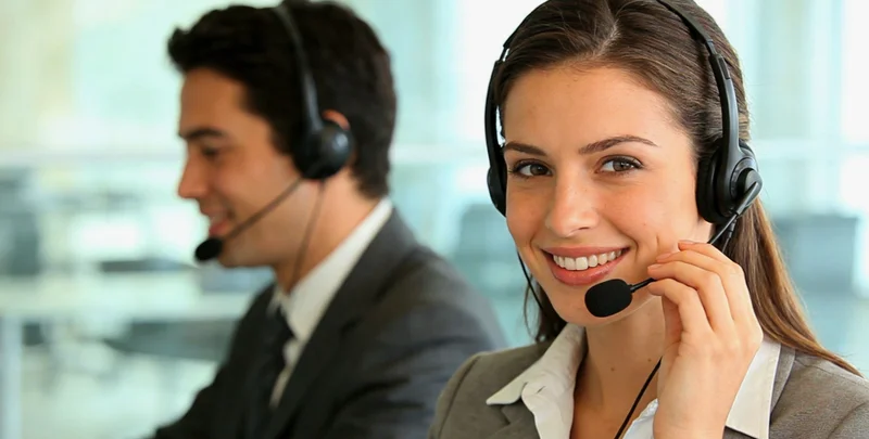 一位家长在镇江医院儿科诊室外,