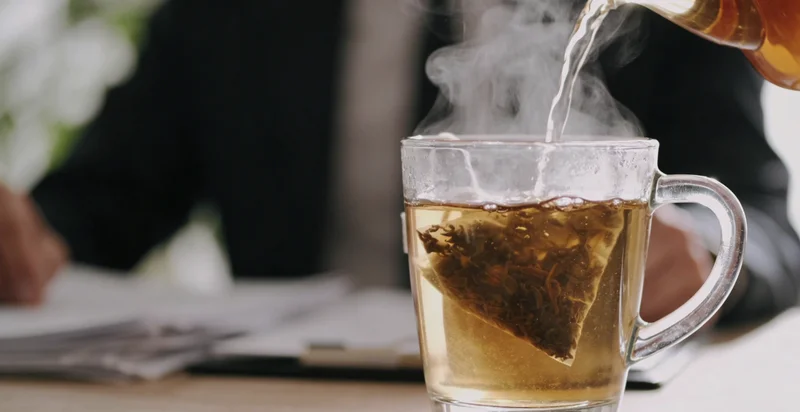 幸福的家庭在阳光下漫步，象征健