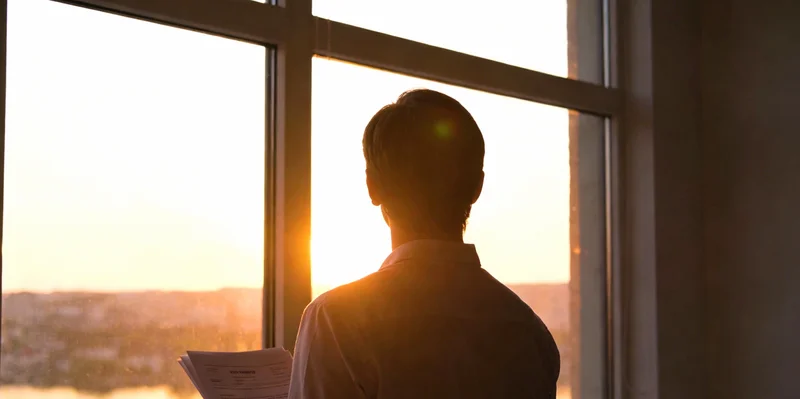 一位年轻男性看着手中的检测报告