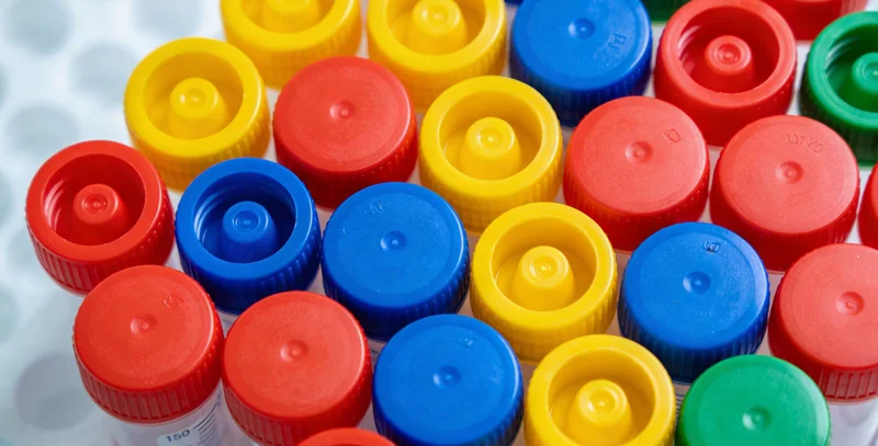 特写展示一份清晰易懂的基因检测报告解读页面,或显示CAP/CLIA国际实验室认证证书,体现专业性