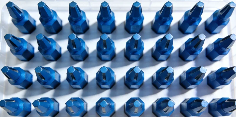 康复后的快递员在工作中,状态良