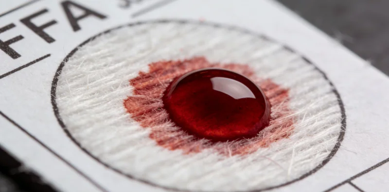 家人陪伴患者,共同查看检测报告