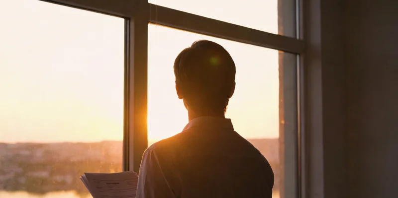 中年女性在诊室与医生沟通检测报