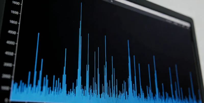 一位母亲带着孩子在昆明某医院咨