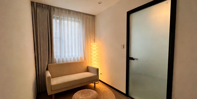 医生在诊室内与患者面对面交流，