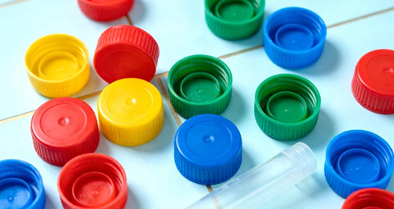 温馨家庭场景，展示勤洗手、戴口