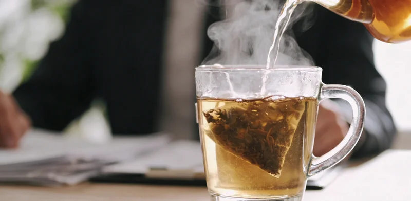 专业人士在湘潭某检测机构内向客户解读基因检测报告