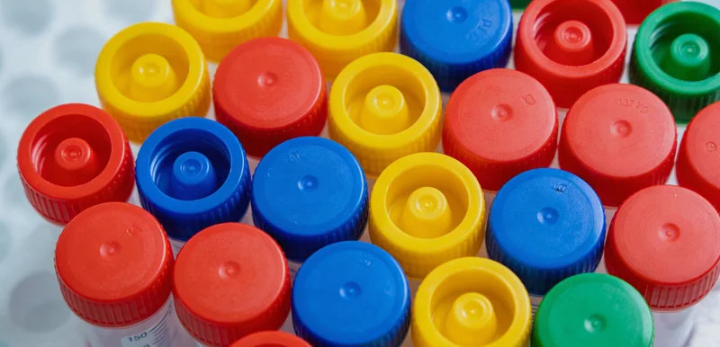 专业人士在实验室分析基因检测数据或解读报告