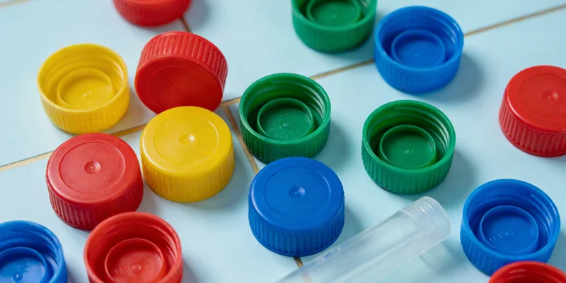 专业基因检测实验室中,技术人员正在进行测序仪操作